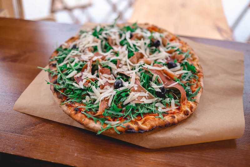 Prosciutto e Rucola pizza with arugula and prosciutto
